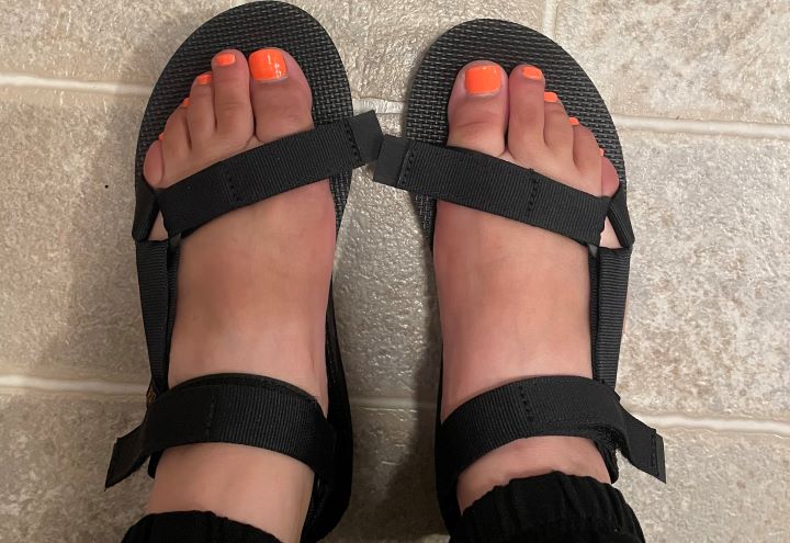Wearing out the sandal from Teva Midform in a black color