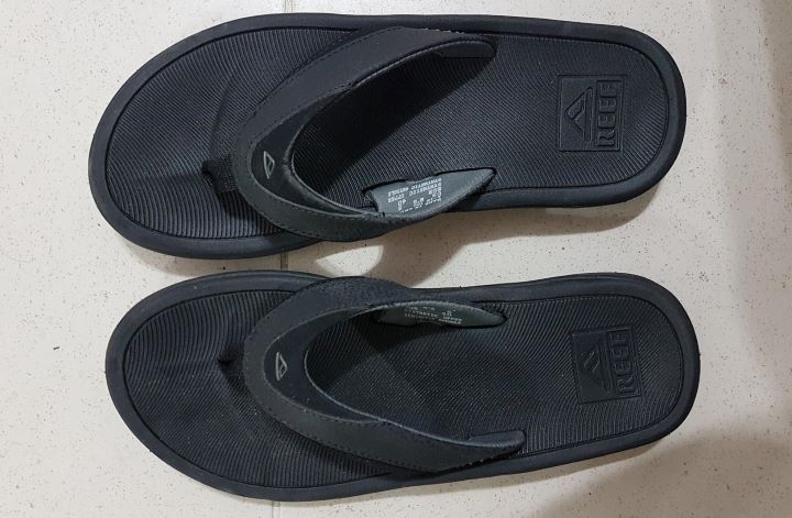 Trying the black flip flop sandals from Reef Modern