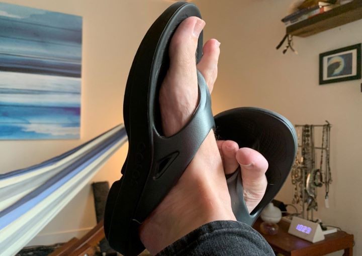 Using the supportive sandals for peroneal tendonitis from OOFOS OOriginal