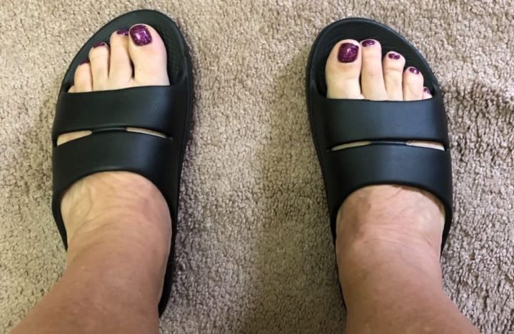 Trying the cushioning orthopedic slide sandals from Oofos