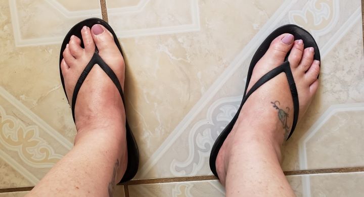 Using the durable black flipflops from FitFlop 