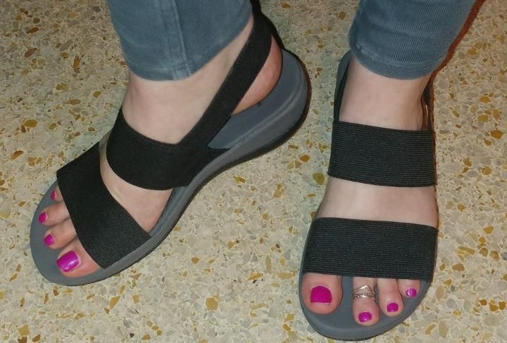 Trying out the black Clarks Arla Jacory wedge sandal for back pain