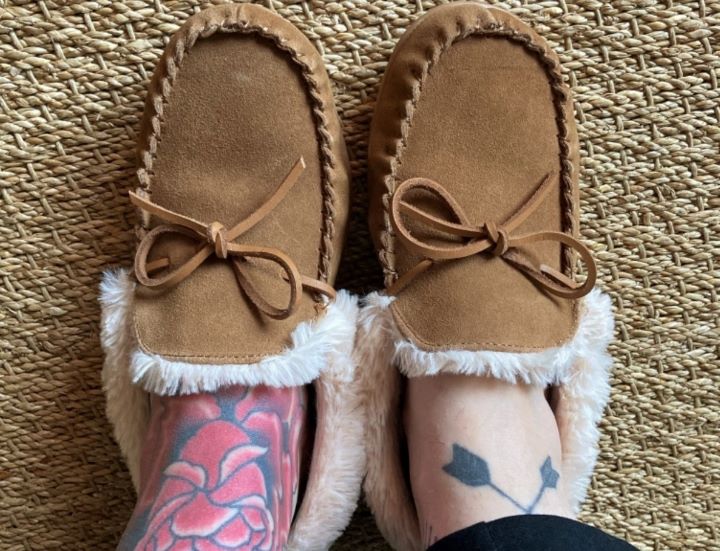 Having the stylish and cozy slippers for metatarsalgia from Clarks Moccasin House