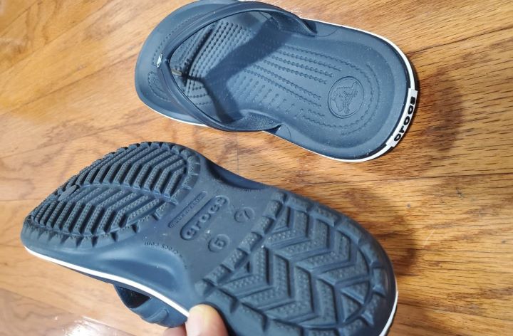 Reviewing the outsole of the flip-flops for athlete’s foot