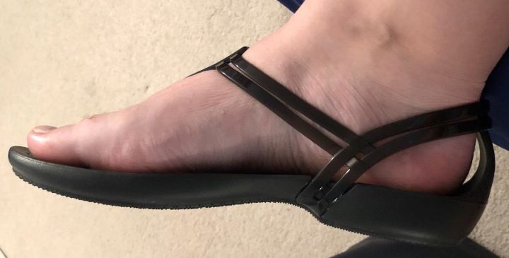 Checking the thickness of the pregnancy sandals