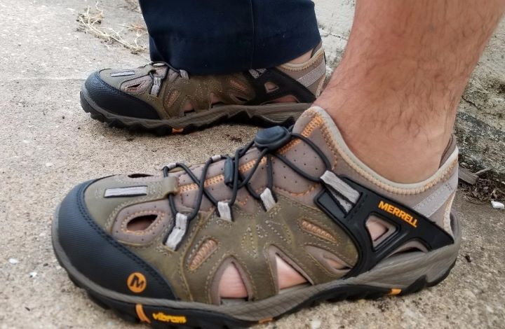 Having the protective sandals for boating from Merrell