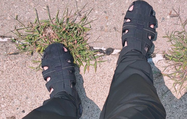 Using the black Nunn Bush sandal for cracked feet