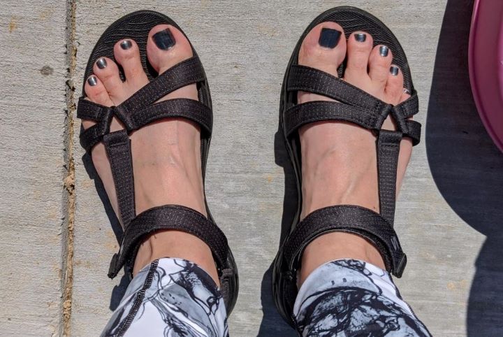 Testing the comfortability of the golf sandals for women