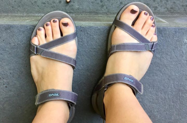 Using the supportive golf sandals for women from Teva