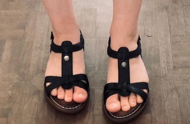 Testing how comfortable the orthopedic sandals