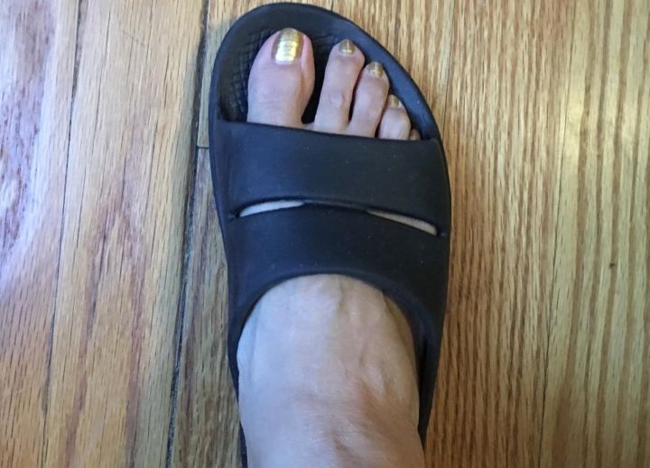 Confirming how the Oofos OOahh sandal offers a roomy upper to have a comfortable fit
