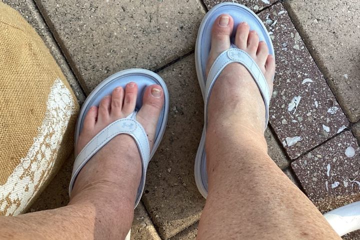 Trying the excellent memory foam flip-flops from Under Armour