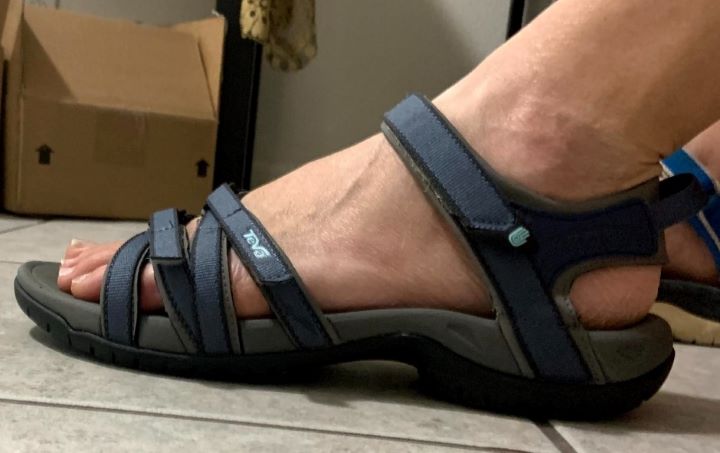 Confirming how adjustable sandals for diabetics