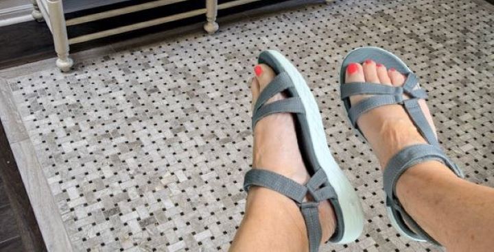 Testing Skechers On-The-go 600-Brilliancy Sport Sandal in navy color