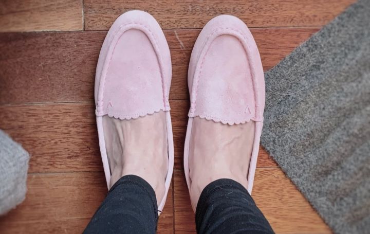 Testing the Vionic Haven McKenzie Slipper in light pink color